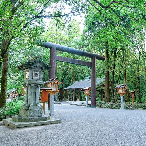 宮崎神宮：悠久を歩む参道