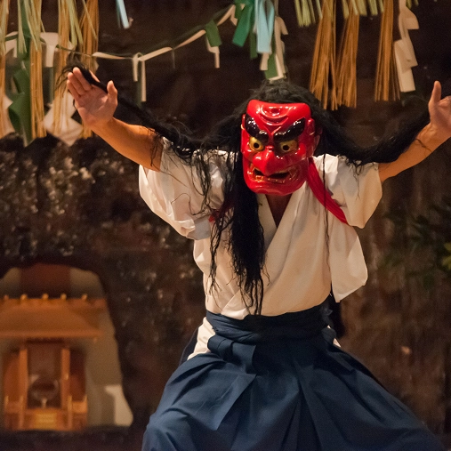 高千穂夜神楽：闇夜に舞う、古の祈り