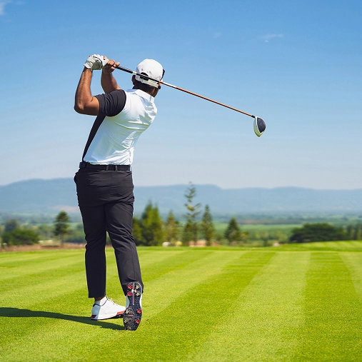 ゴルフ：陽光と芝のリゾート