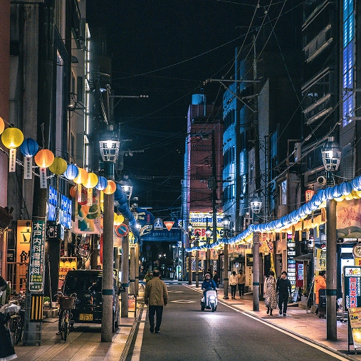 西橘通り：灯り揺れる、県最大の繁華街