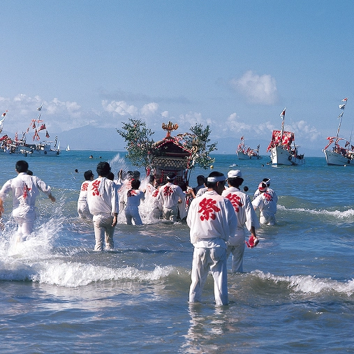 青島神社：海を渡る祭礼