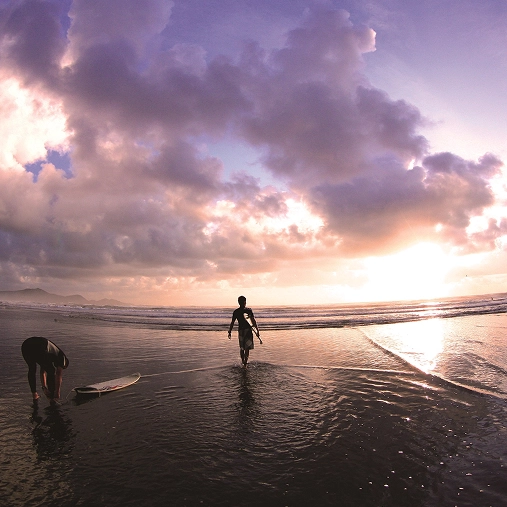 サーフィン：押し寄せる、波の楽園